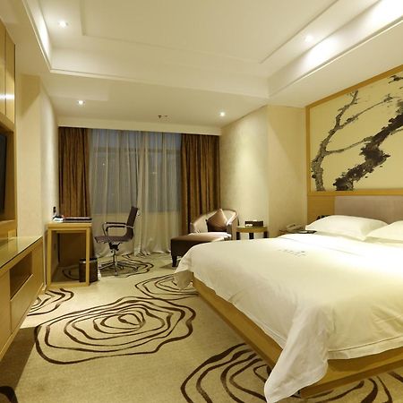 V8 Hotel Train Station Guangzhou Bagian luar foto