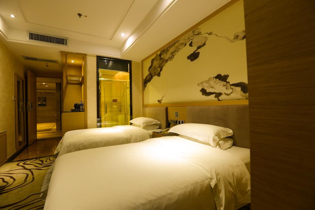 V8 Hotel Train Station Guangzhou Bagian luar foto
