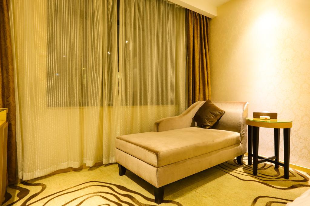 V8 Hotel Train Station Guangzhou Bagian luar foto