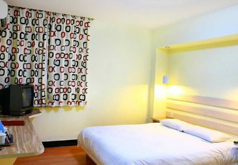 V8 Hotel Train Station Guangzhou Bagian luar foto