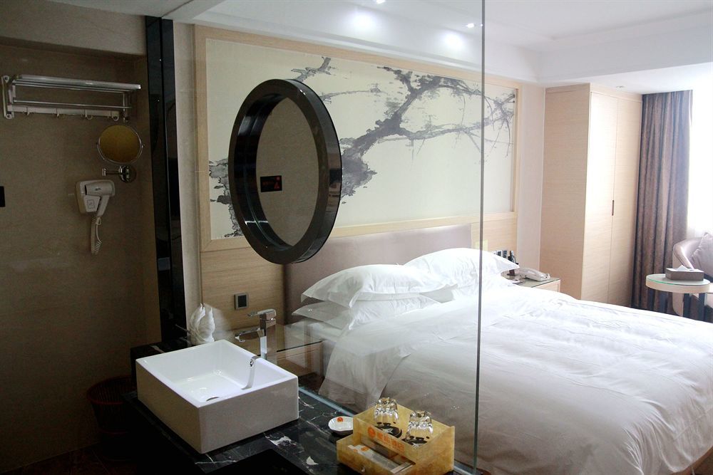 V8 Hotel Train Station Guangzhou Bagian luar foto
