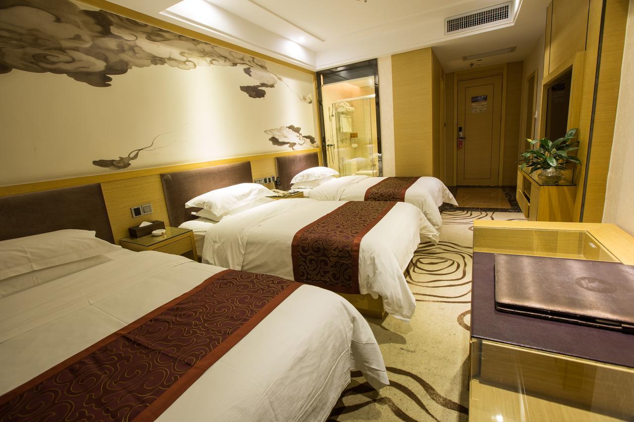 V8 Hotel Train Station Guangzhou Bagian luar foto