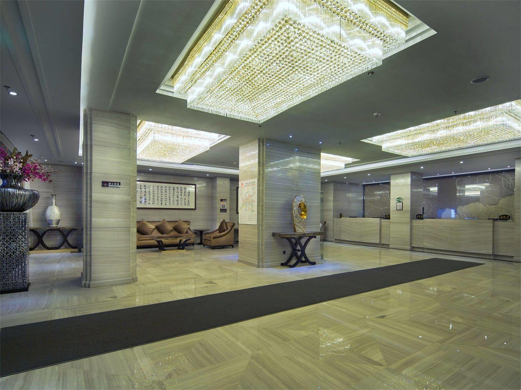 V8 Hotel Train Station Guangzhou Bagian luar foto