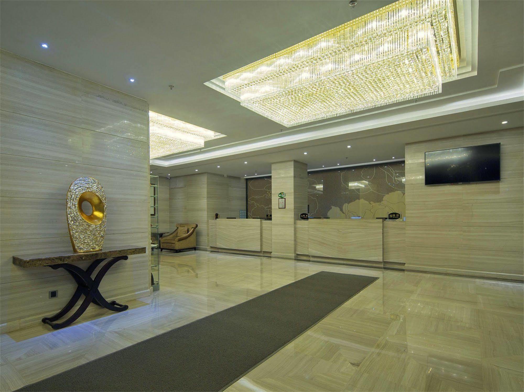 V8 Hotel Train Station Guangzhou Bagian luar foto
