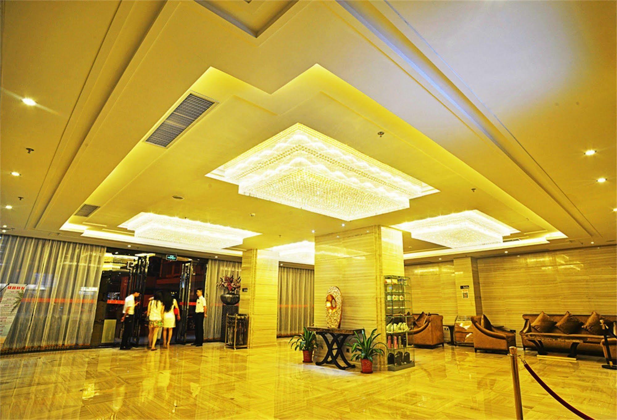V8 Hotel Train Station Guangzhou Bagian luar foto