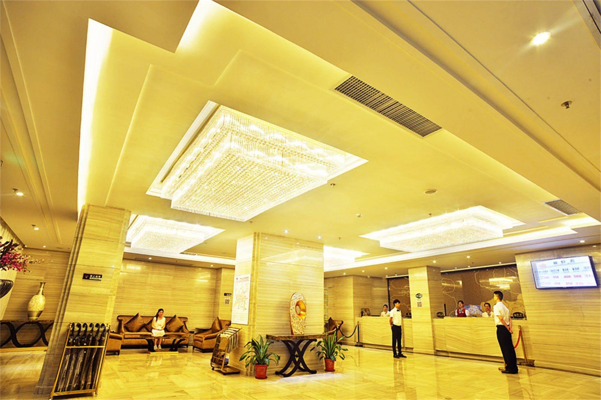 V8 Hotel Train Station Guangzhou Bagian luar foto