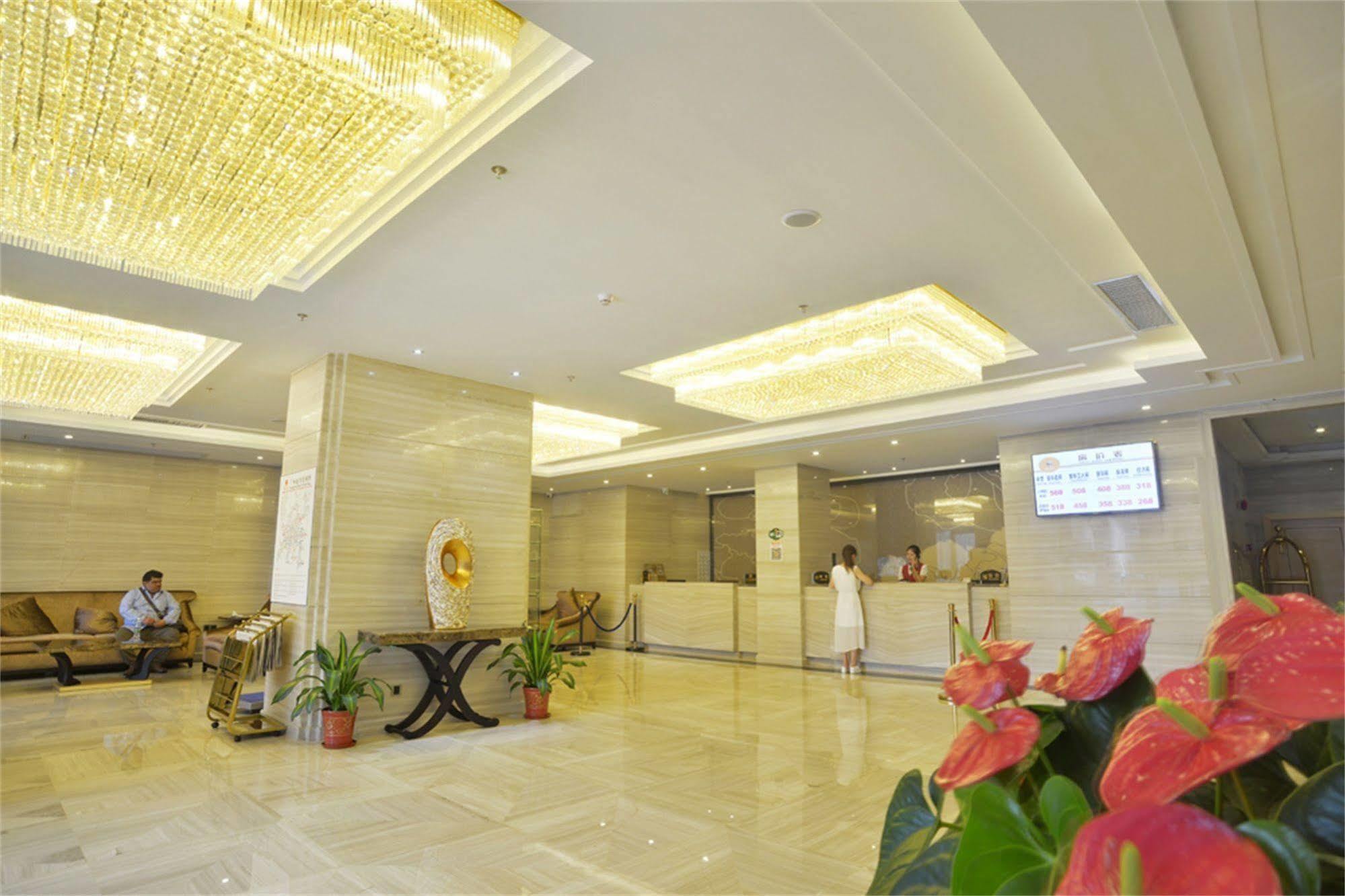 V8 Hotel Train Station Guangzhou Bagian luar foto