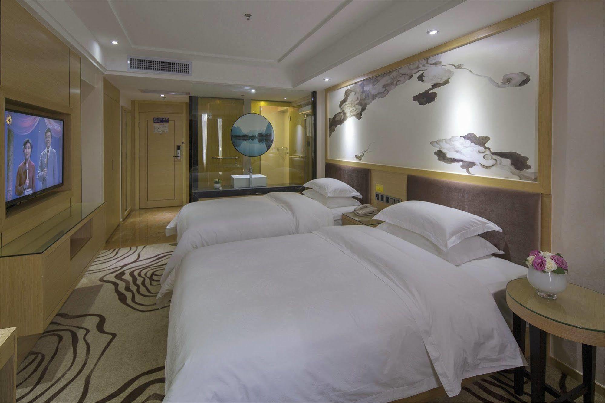 V8 Hotel Train Station Guangzhou Bagian luar foto