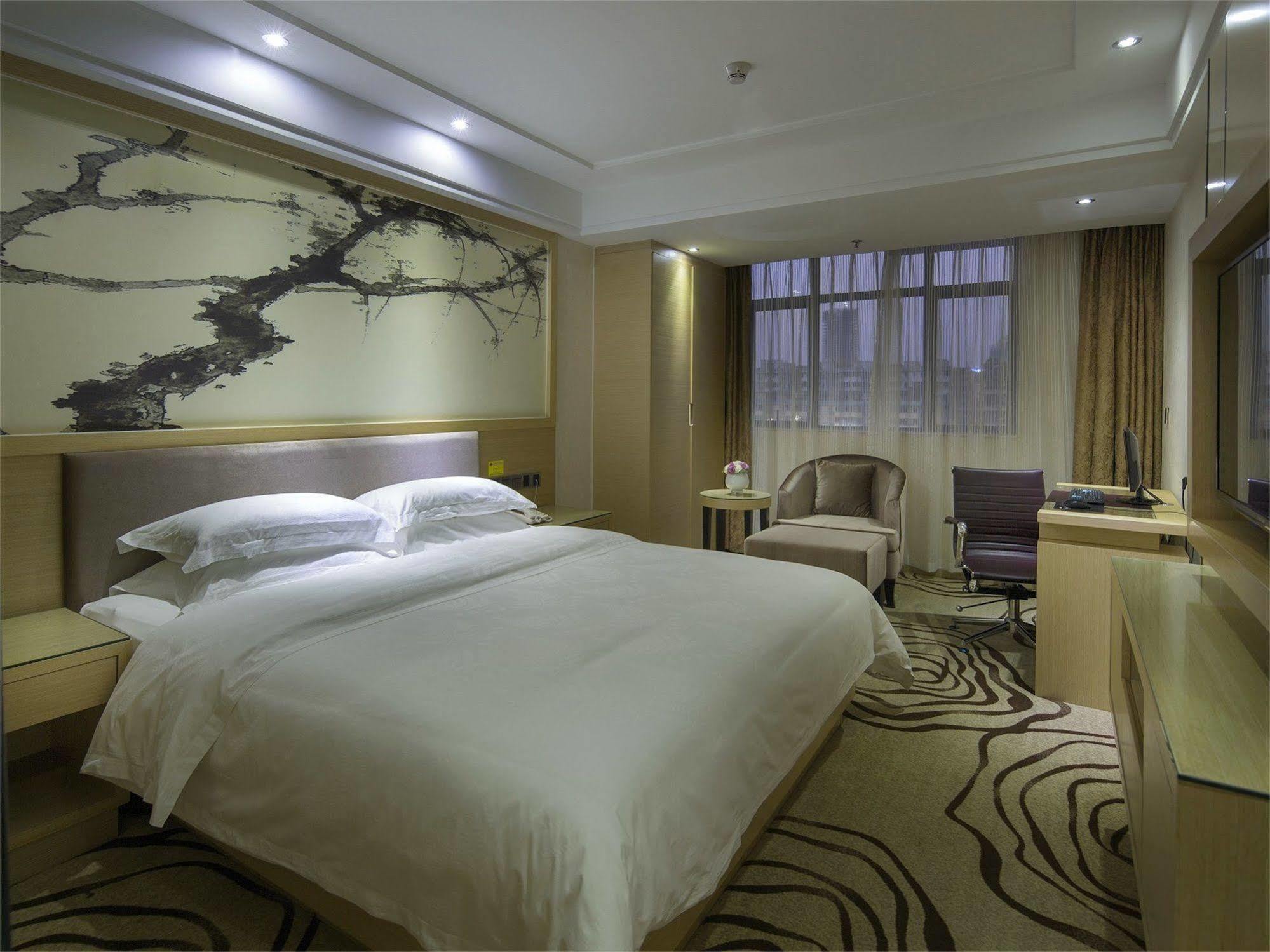 V8 Hotel Train Station Guangzhou Bagian luar foto