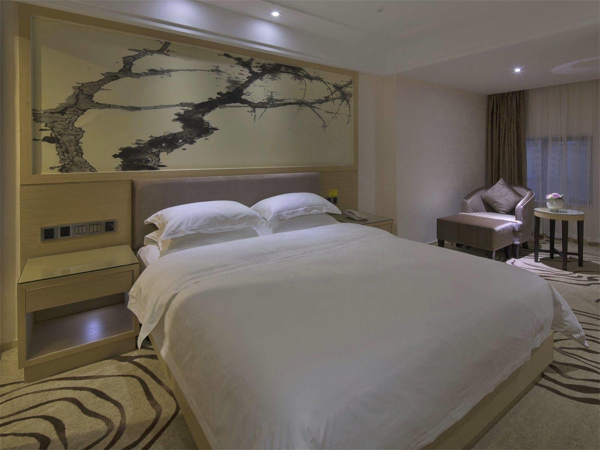 V8 Hotel Train Station Guangzhou Bagian luar foto