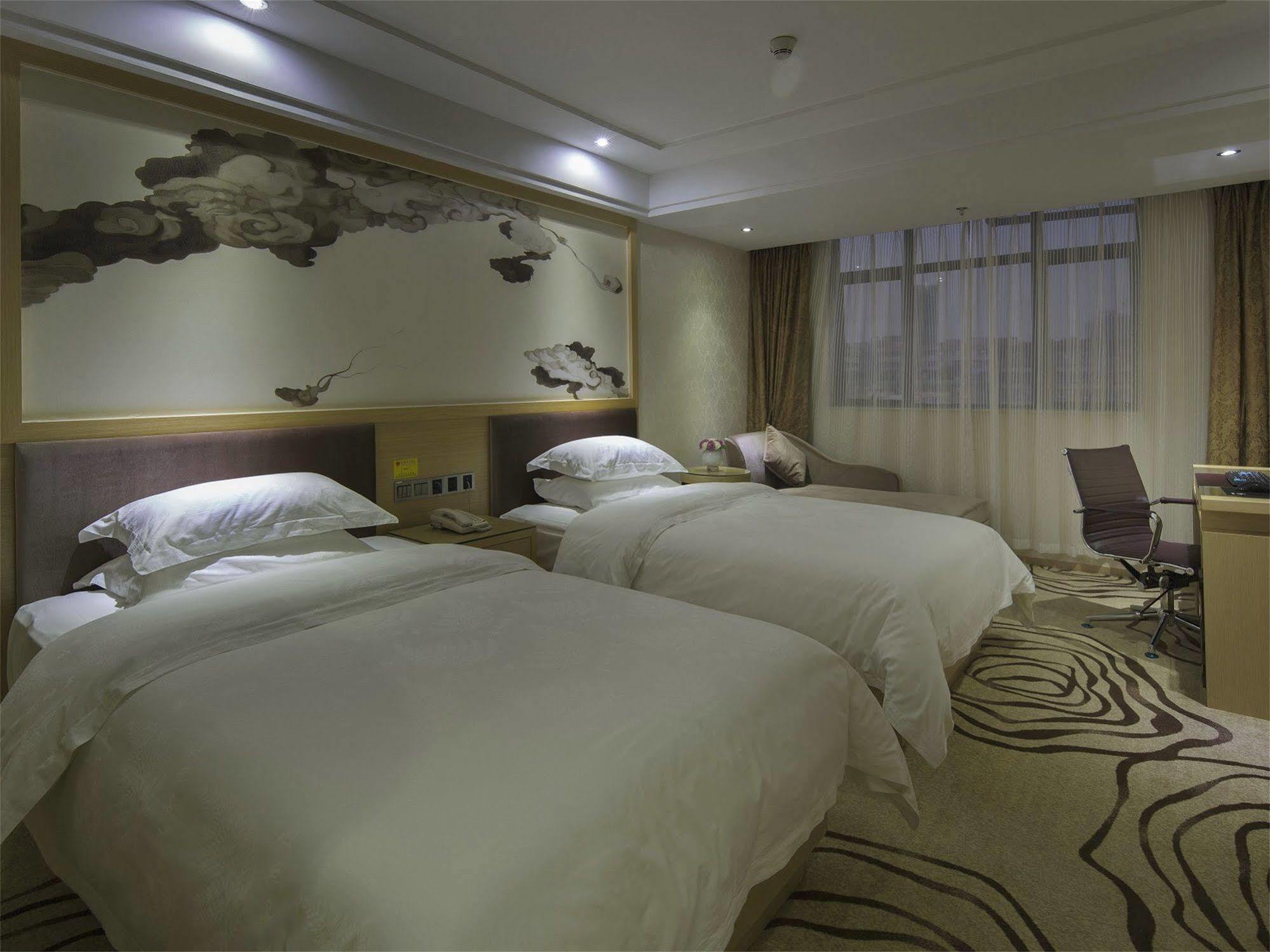 V8 Hotel Train Station Guangzhou Bagian luar foto