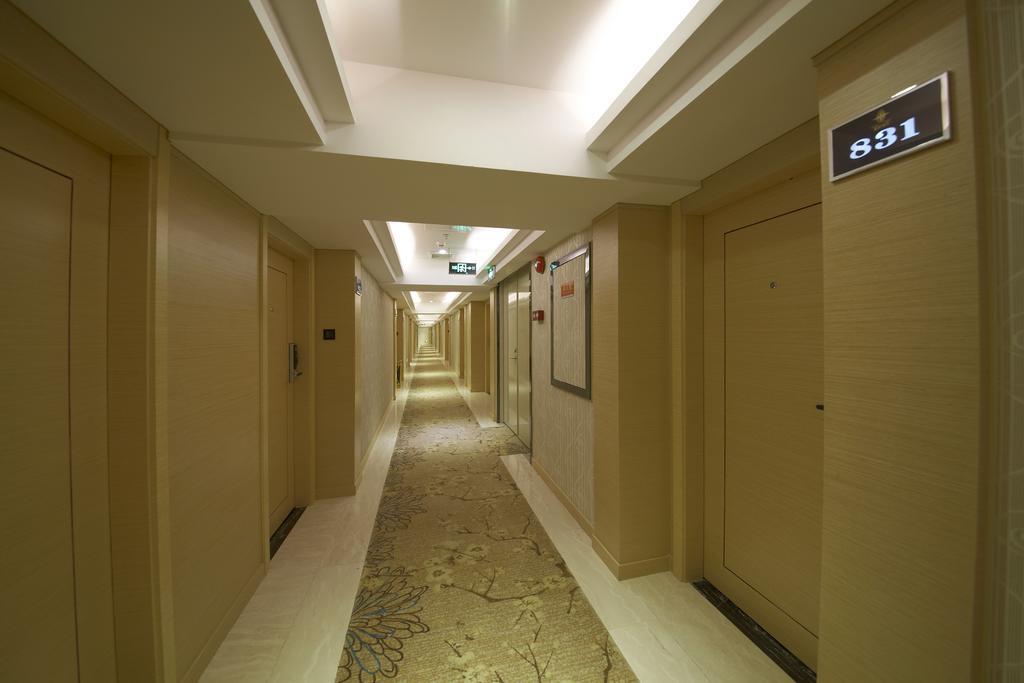 V8 Hotel Train Station Guangzhou Bagian luar foto